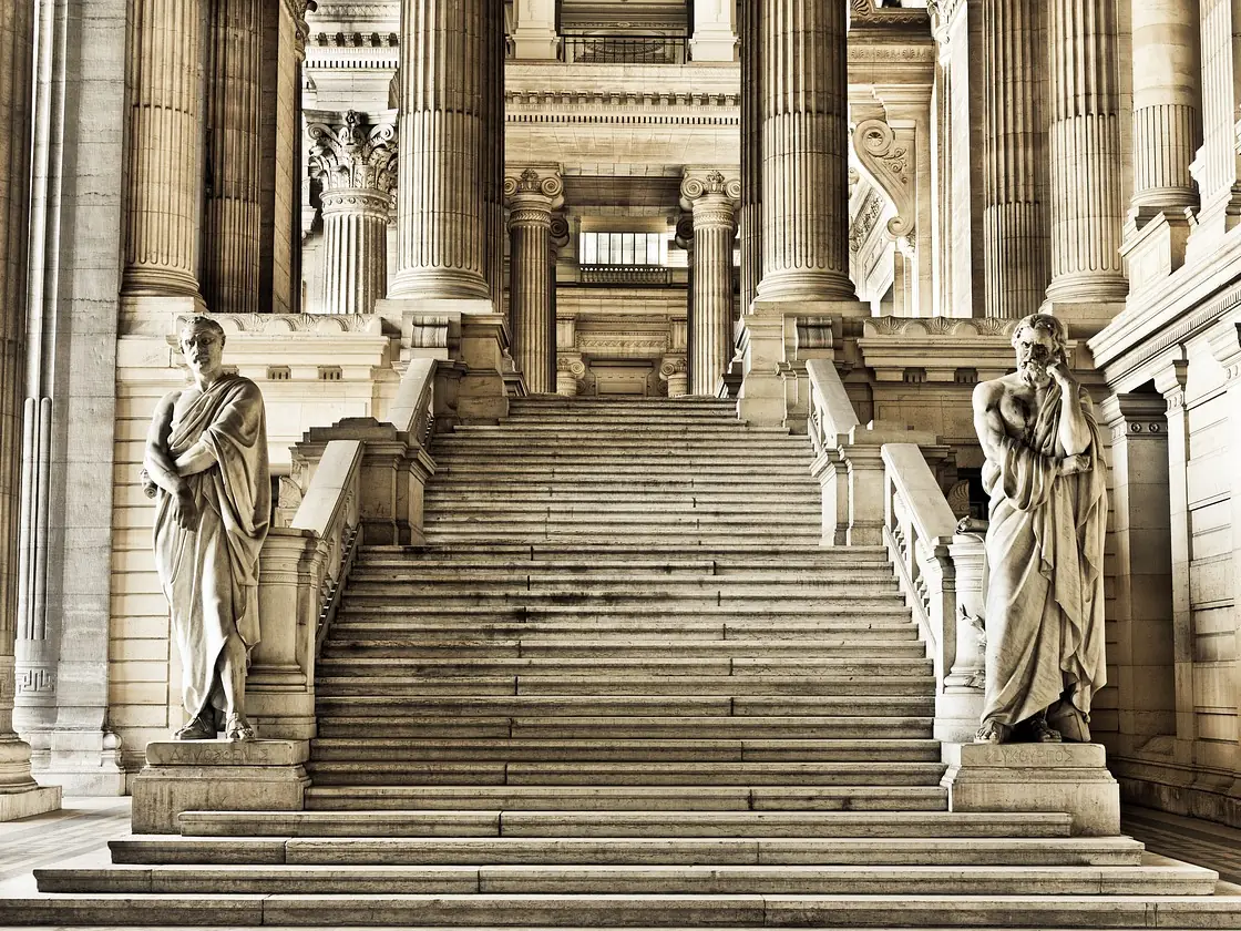 Escalier monumental et colonnes d'un palais de justice, en noir et blanc