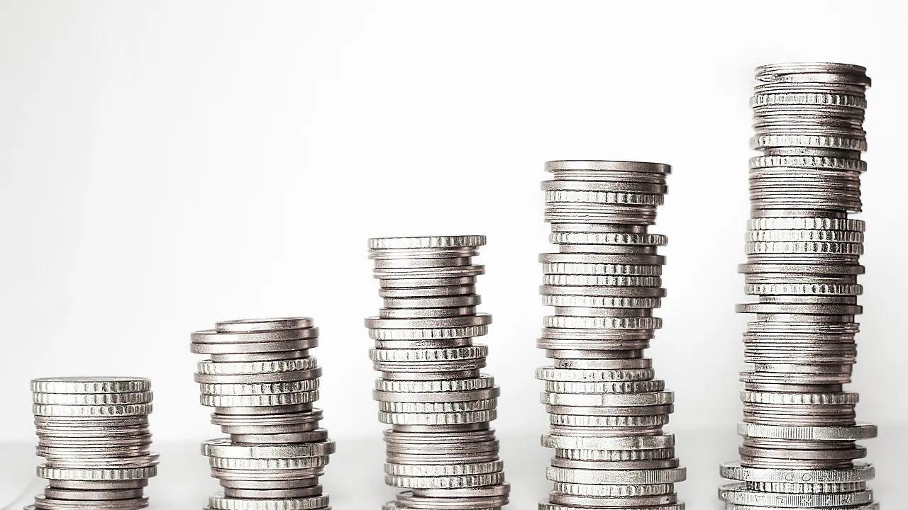 Piles de pièces de monnaie de hauteur croissante, image d'une épargne placée sur un compte à terme